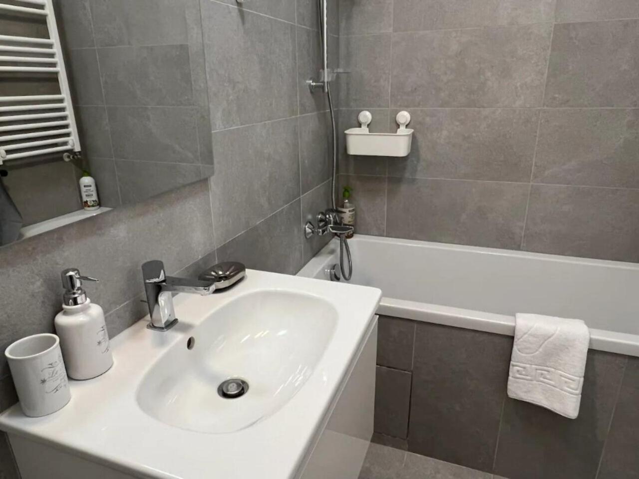 High-Rise Luxury Apartment With Free Parking Bucureşti Eksteriør bilde